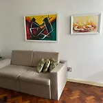 Apartamento Mobiliado Com Dois Quartos E Dois Banheiros No Leme