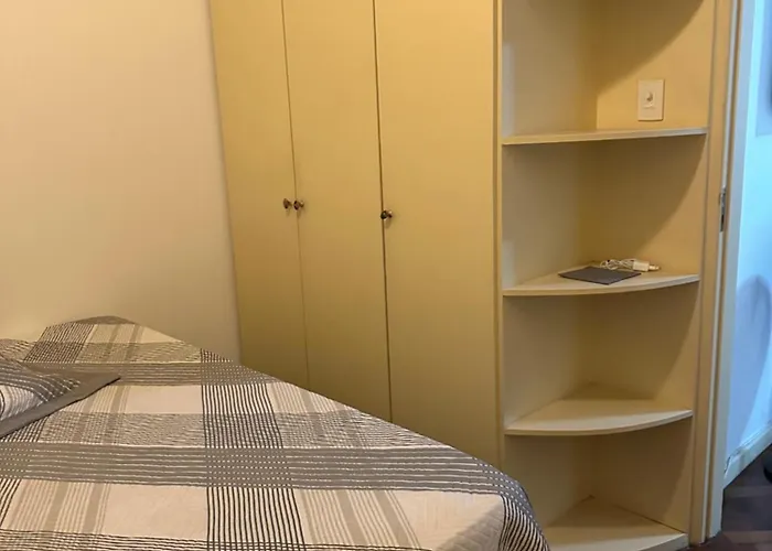 Apartamento Mobiliado Com Dois Quartos E Dois Banheiros No Leme