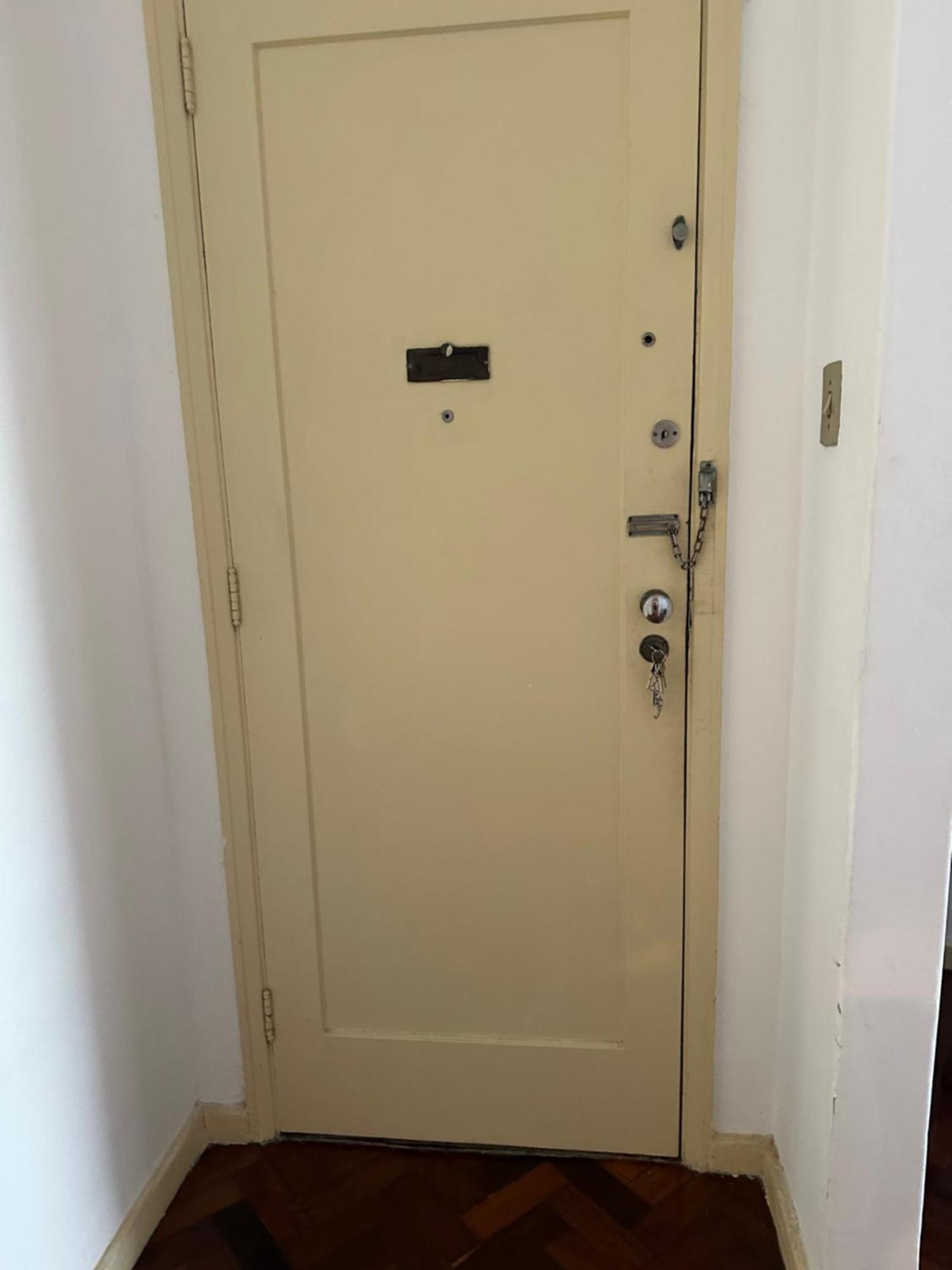 Mobiliado Com Dois Quartos E Dois Banheiros No Leme