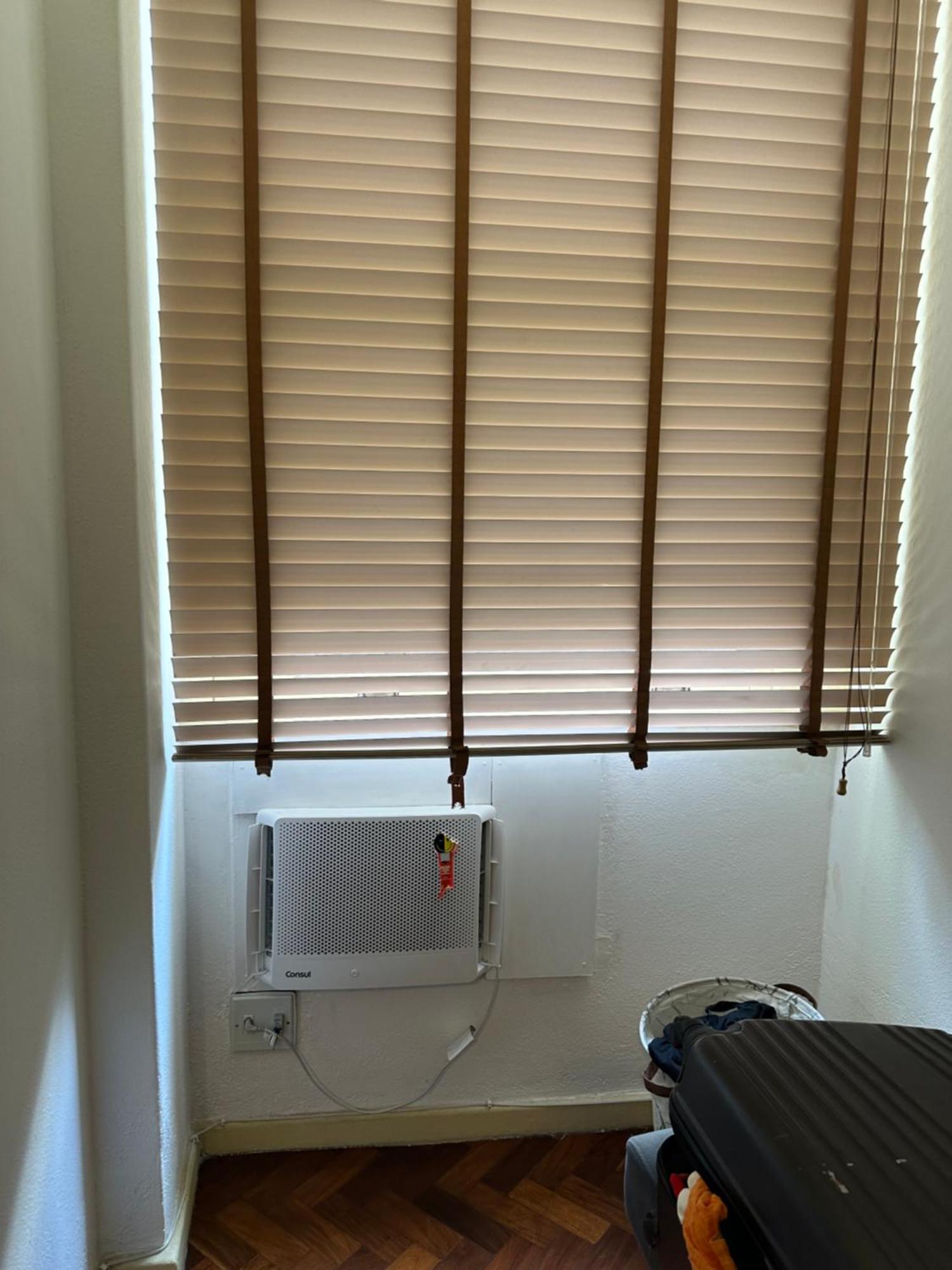 Apartamento Mobiliado Com Dois Quartos E Dois Banheiros No Leme *