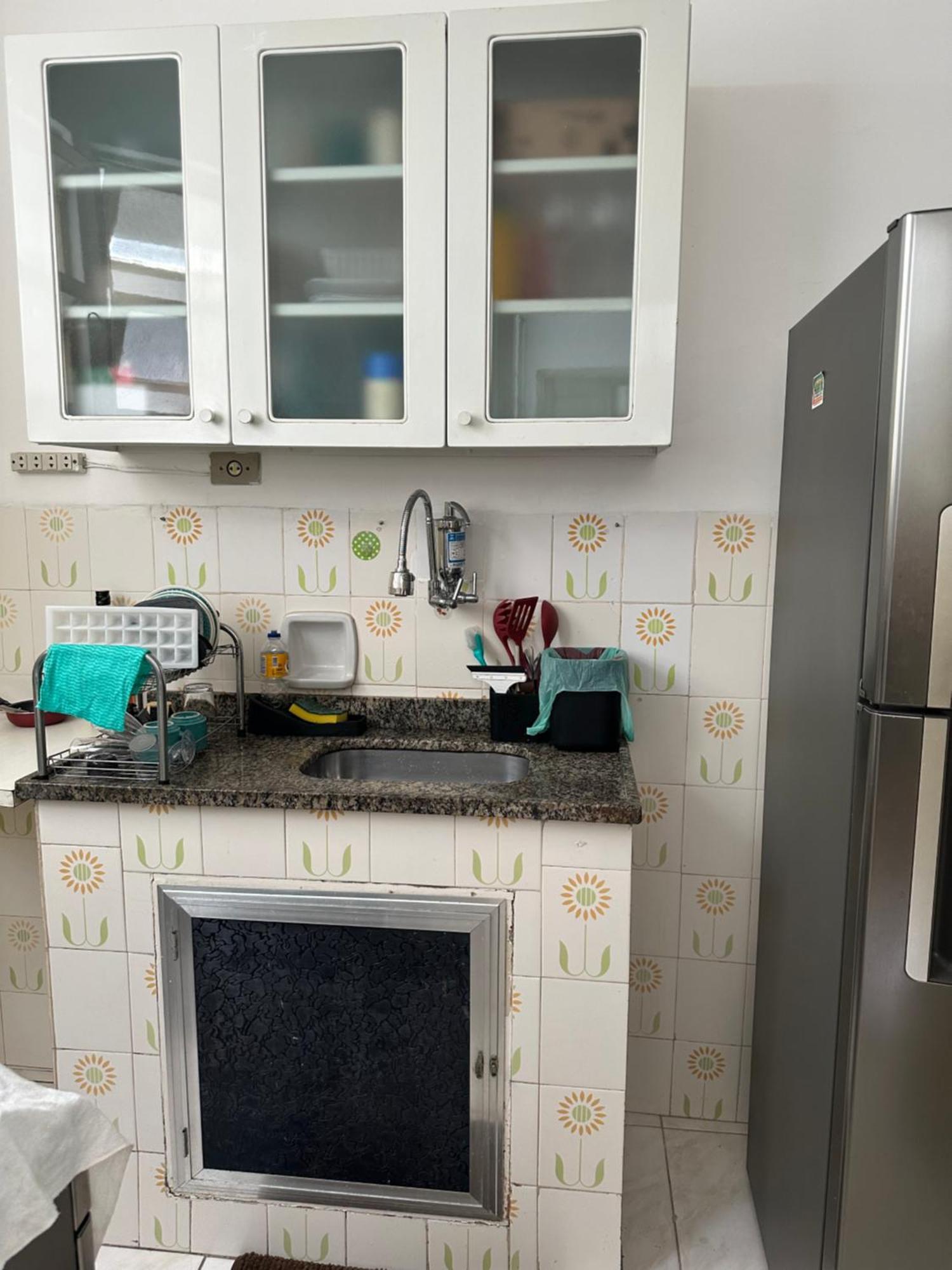 Mobiliado Com Dois Quartos E Dois Banheiros No Leme *