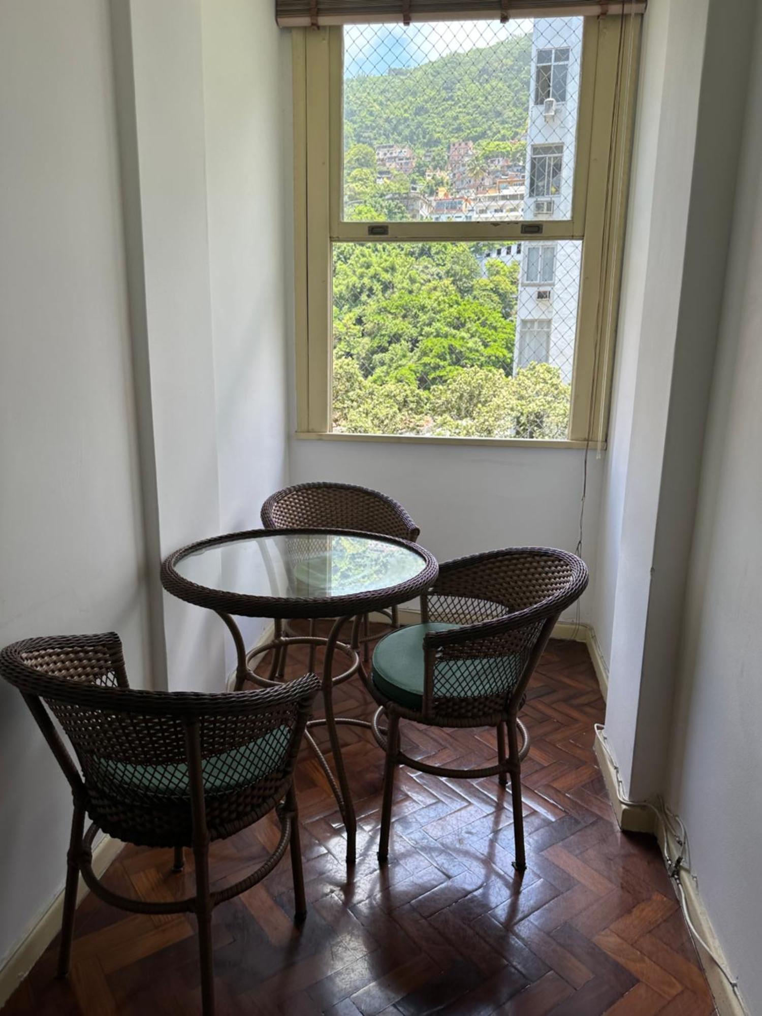 Mobiliado Com Dois Quartos E Dois Banheiros No Leme