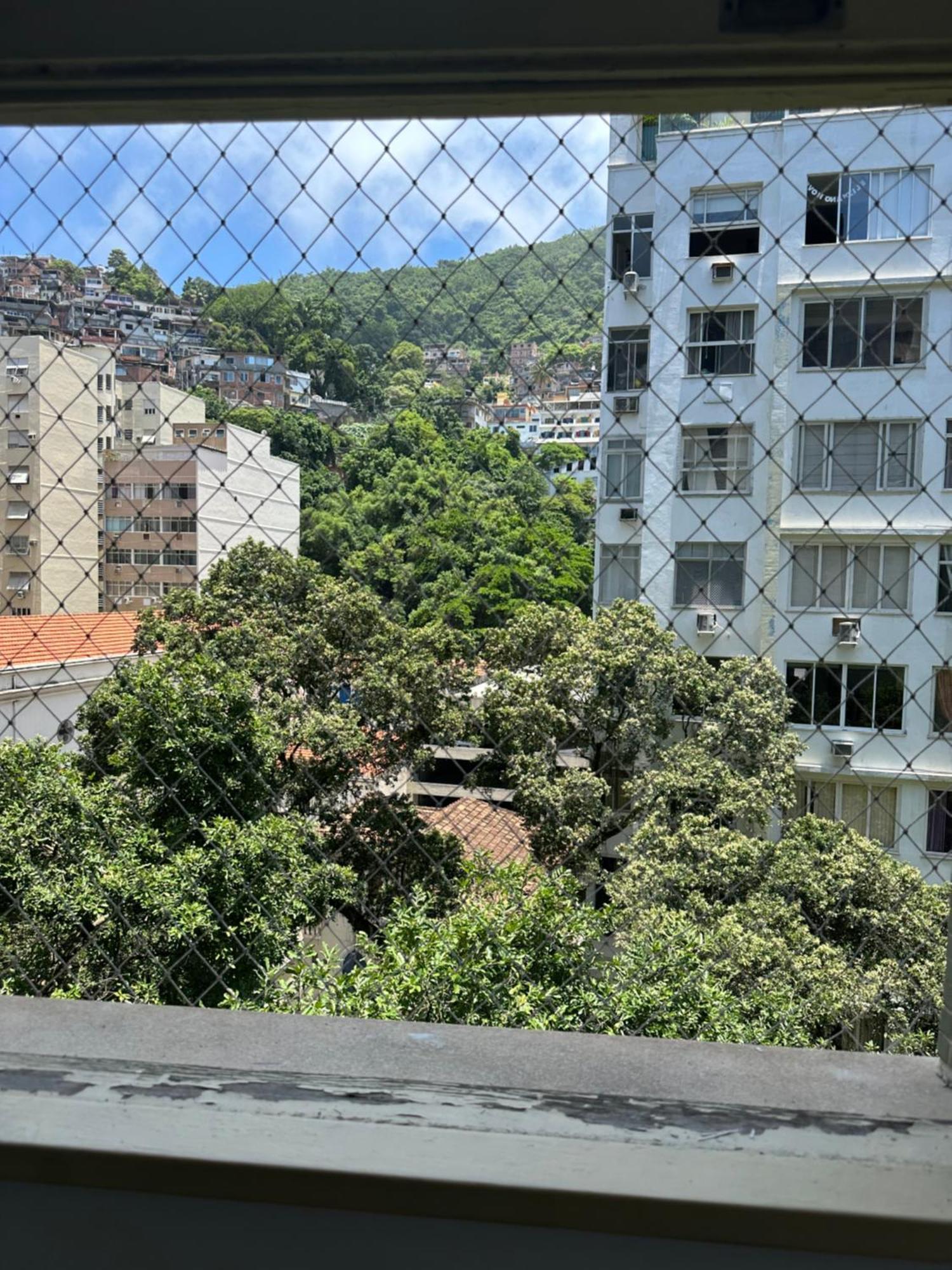 Apartamento Mobiliado Com Dois Quartos E Dois Banheiros No Leme *