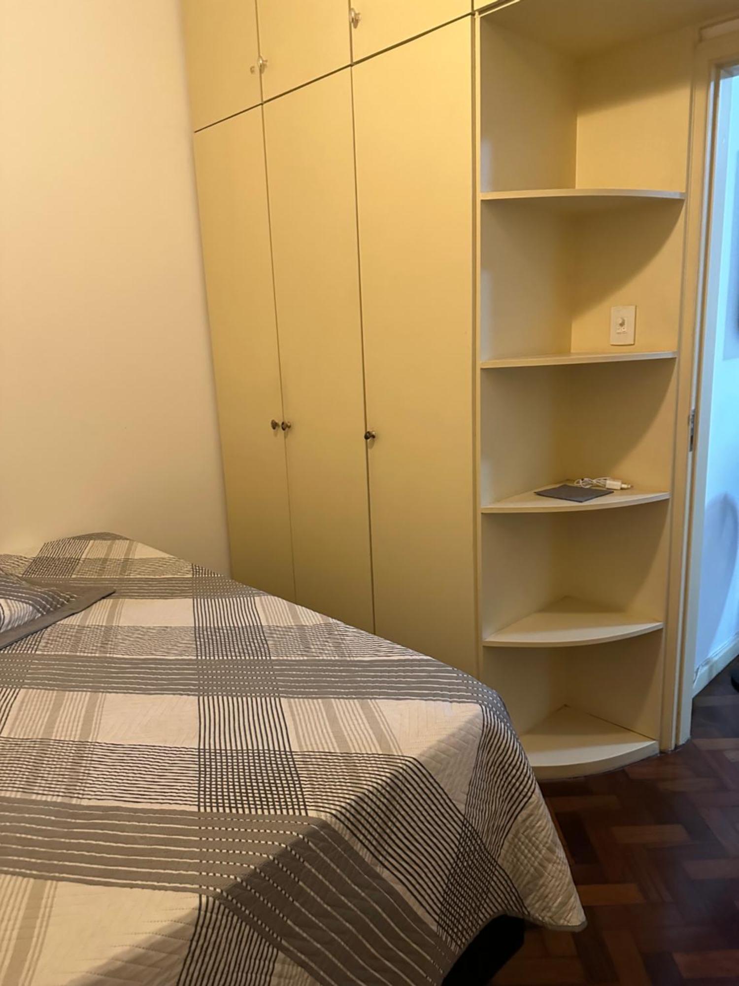 Mobiliado Com Dois Quartos E Dois Banheiros No Leme